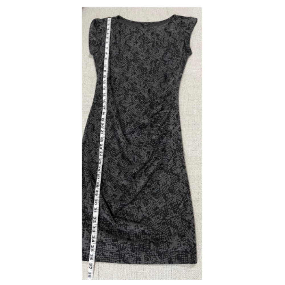 Ann Taylor Black Gray Knit Ruched Side Sheath Dress - Size Petite 4 - Picture 4 of 4